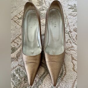 Gucci 3” gold/olive pumps